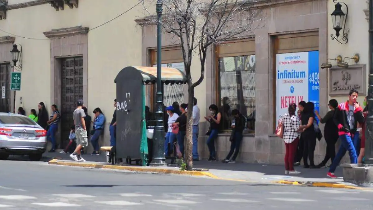 Enorme la fila ante la falta de cajeros , en calle Juárez entre 20 y negrete